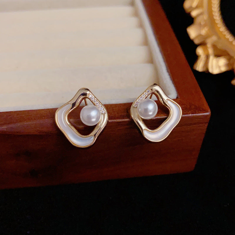 Luxury Mother-of-Pearl Geometric Stud Earrings – Elegant Design