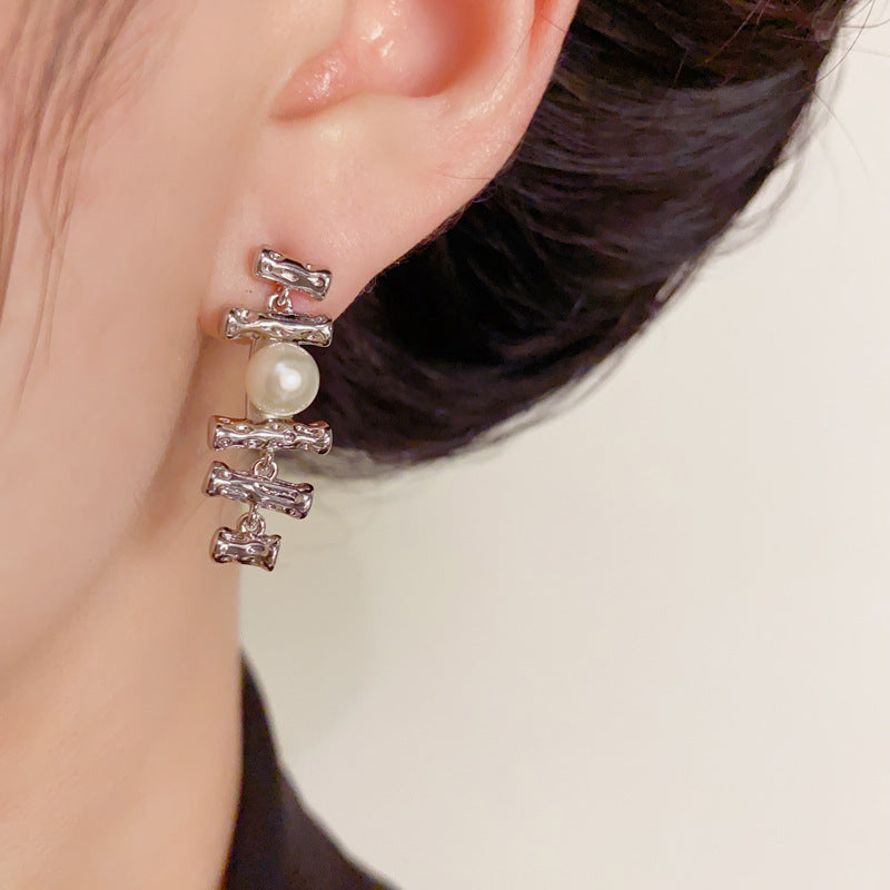 Luxury Metal Fishbone Pearl Tassel Earrings – Elegant Design