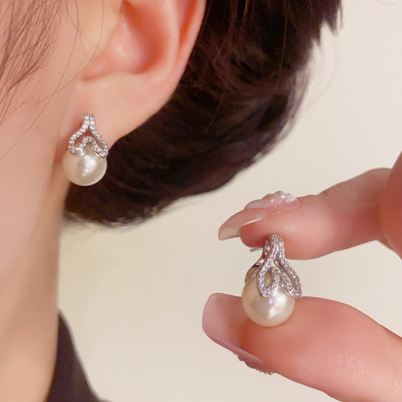 Elegant Zircon Leaf & Pearl Stud Earrings – Silver Geometric Design