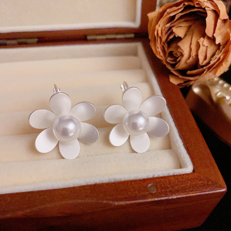 Elegant Thick Silver Metal Flower & Pearl Earrings – Floral Design
