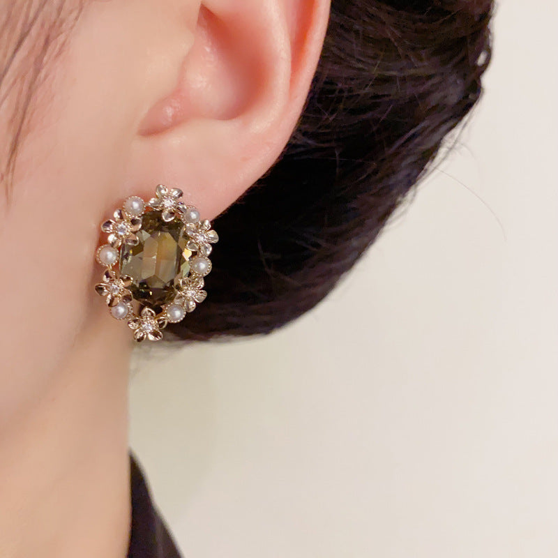 Luxury Pearl & Metal Petal Geometric Gold Earrings – Elegant Design