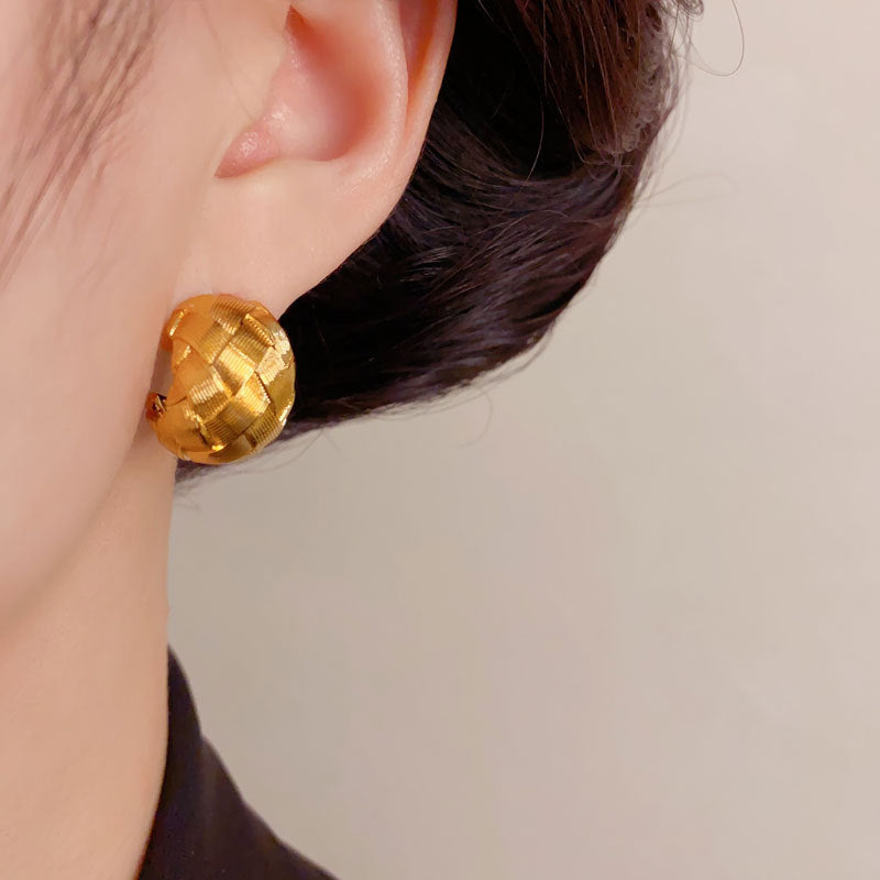 Elegant 18K Gold Woven Metal C-Hoop Earrings – French Retro Design