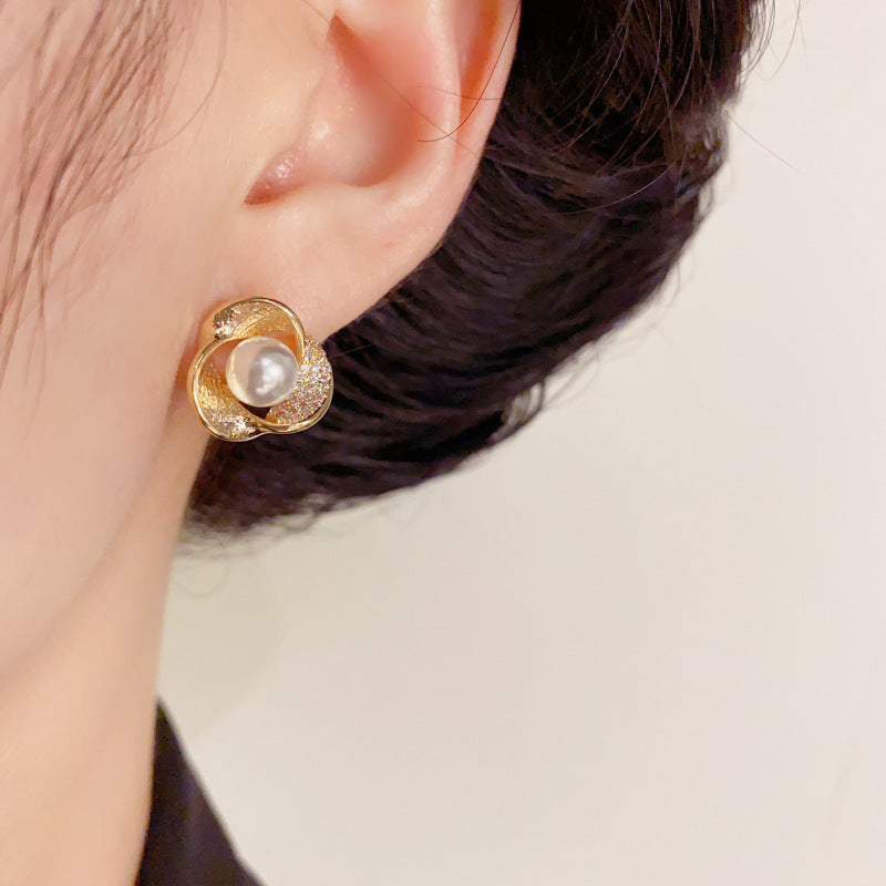 Elegant Zircon Metal-Wrapped Pearl Stud Earrings – Geometric Design