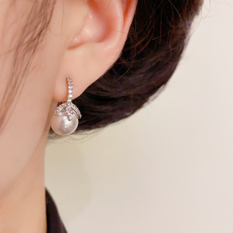 14K Gold Minimalist Zircon Leaf & Pearl Hoop Earrings – Elegant Design