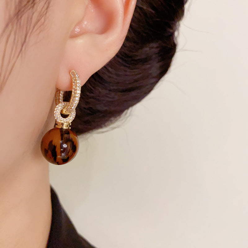 أقراط كروية بطبعة جلد النمر مطلية بالذهب عيار 14 قيراطًا - تصميم مرصع بالزركون