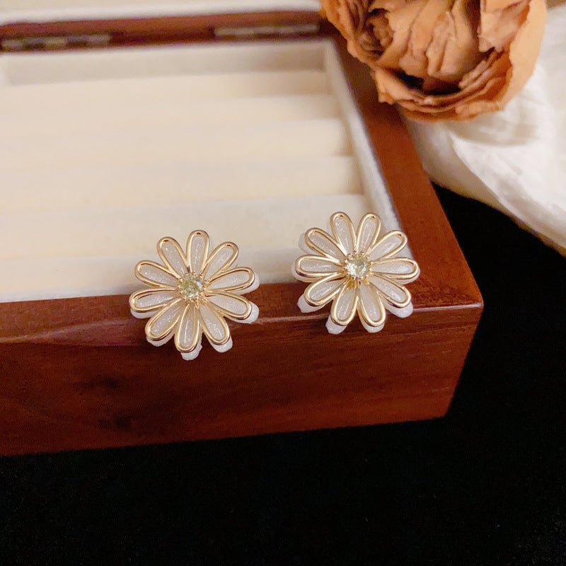 14K Gold Luxury Daisy Stud Earrings – Elegant Flower Design