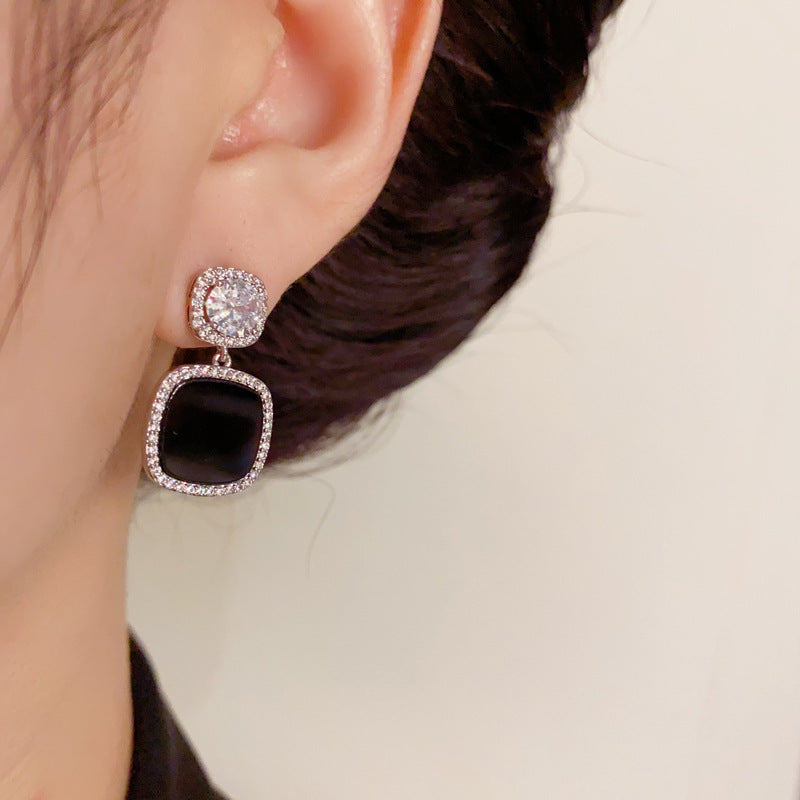 أقراط متدلية من الذهب عيار 14 قيراطًا مطلية بالزركون الهندسي - تصميم أنيق