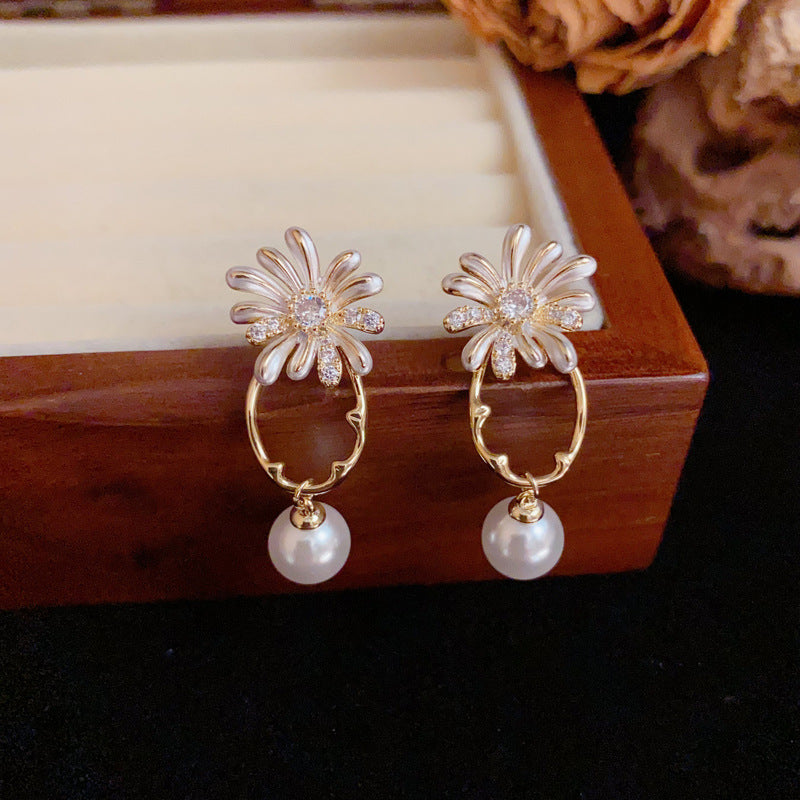 14K Gold Luxury Daisy Geometric Pearl Drop Earrings – Elegant Design