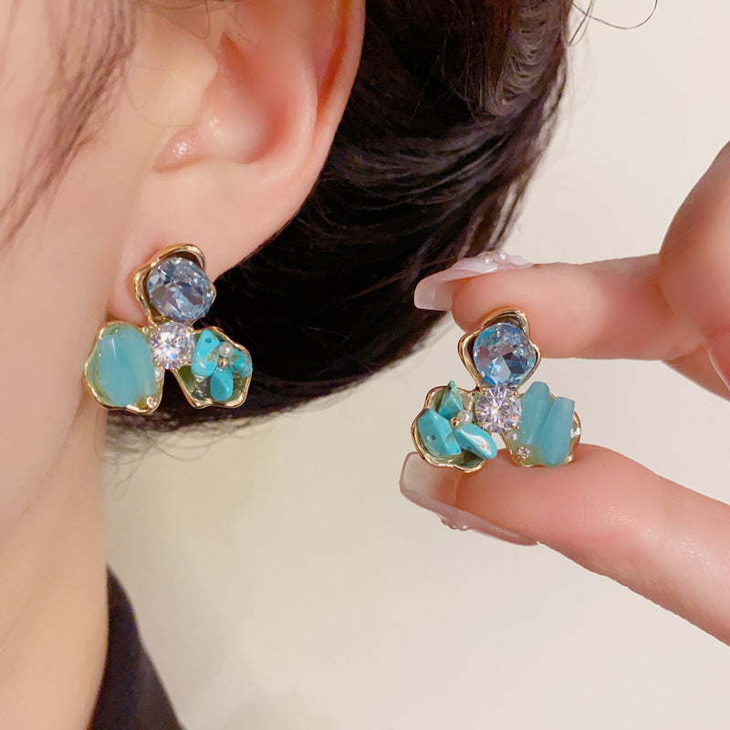 14K Gold Green Three-Petal Flower Stud Earrings – Elegant Minimalist