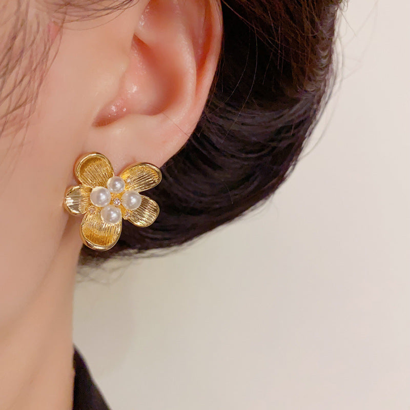 Luxury Metal Pearl Flower Stud Earrings – Elegant Floral Design
