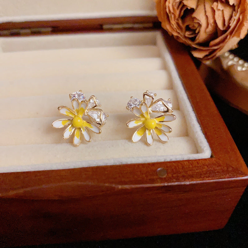 14K Gold Yellow Enamel & Zircon Daisy Stud Earrings – Elegant Design