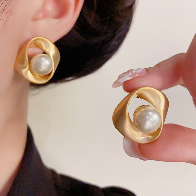 Luxury Brushed Metal Geometric Pearl Gold Earrings – Elegant Design