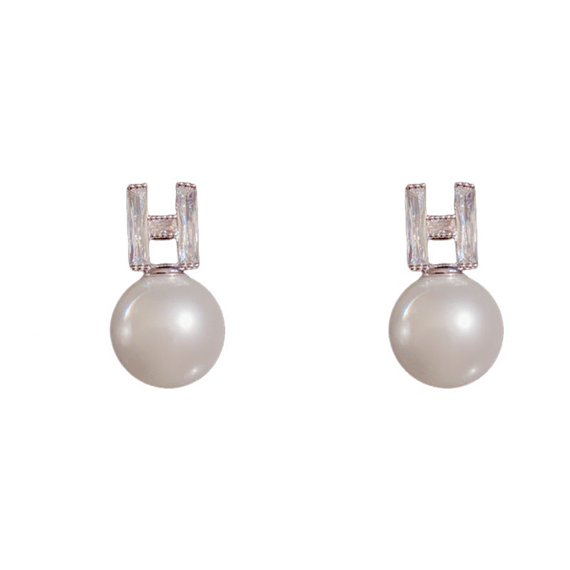Luxury Zircon H Letter & Pearl Stud Earrings – Elegant Design