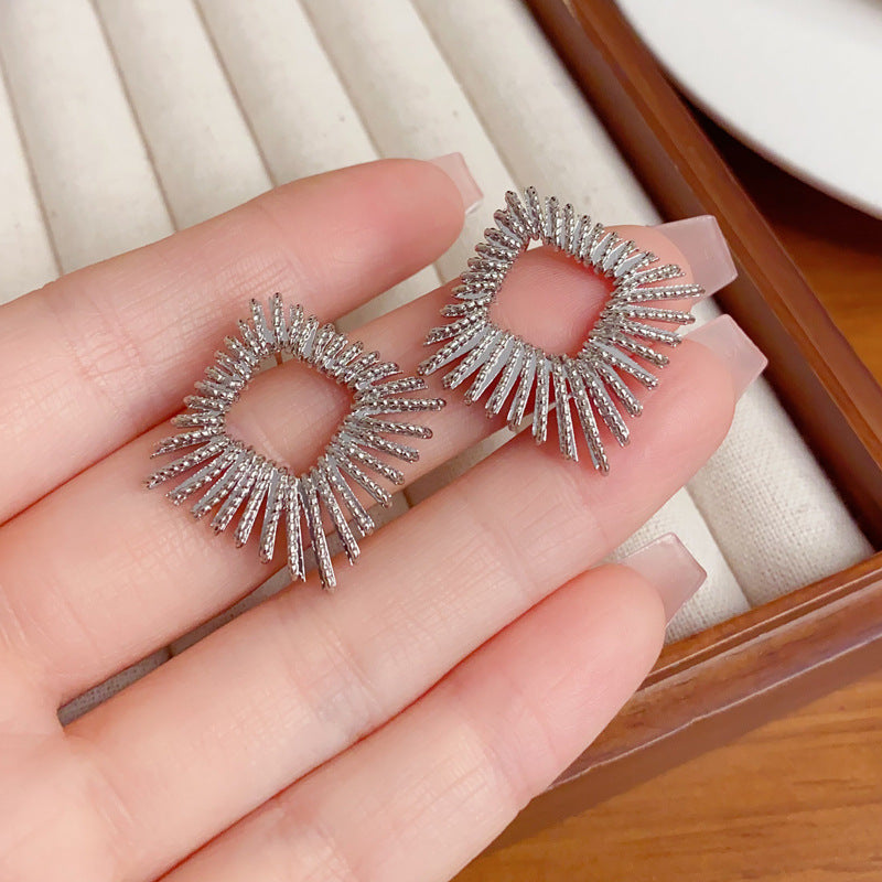 Elegant Metal Line Rhombus Stud Earrings – Geometric Design