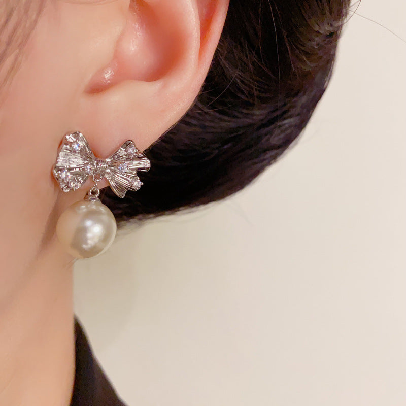 Luxury Zircon Metal Bow & Pearl Earrings – Elegant Design