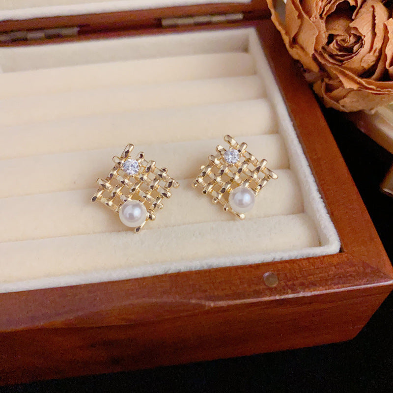 Luxury Metal Diamond Mesh & Pearl Stud Earrings – Geometric Design