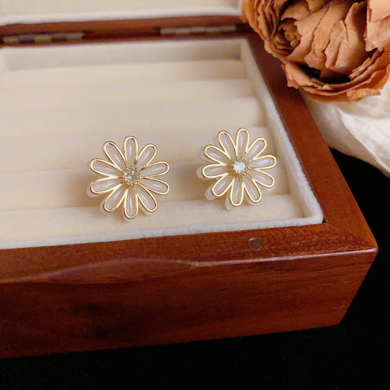14K Gold Luxury Daisy Stud Earrings – Elegant Flower Design
