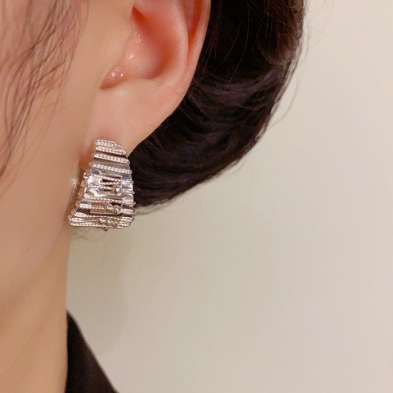 Luxury Metal Hollow C-Shaped Hoop Earrings – Geometric Elegant Design