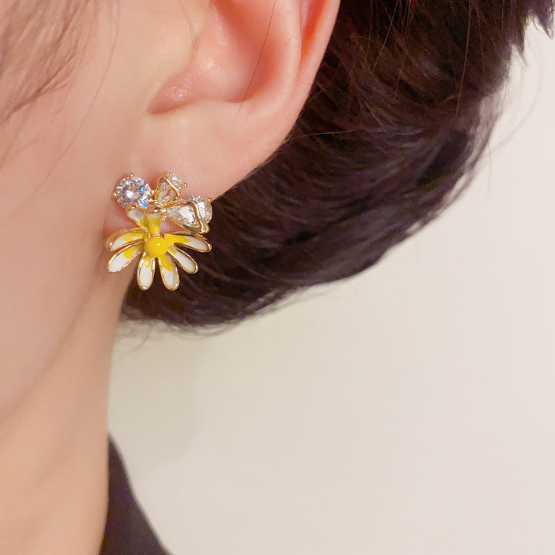 14K Gold Yellow Enamel & Zircon Daisy Stud Earrings – Elegant Design