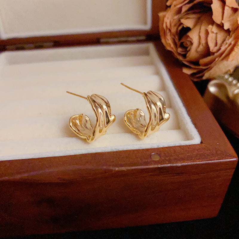 Luxury Irregular Pleated Metal C-Shaped Gold Earrings – Elegant Design
