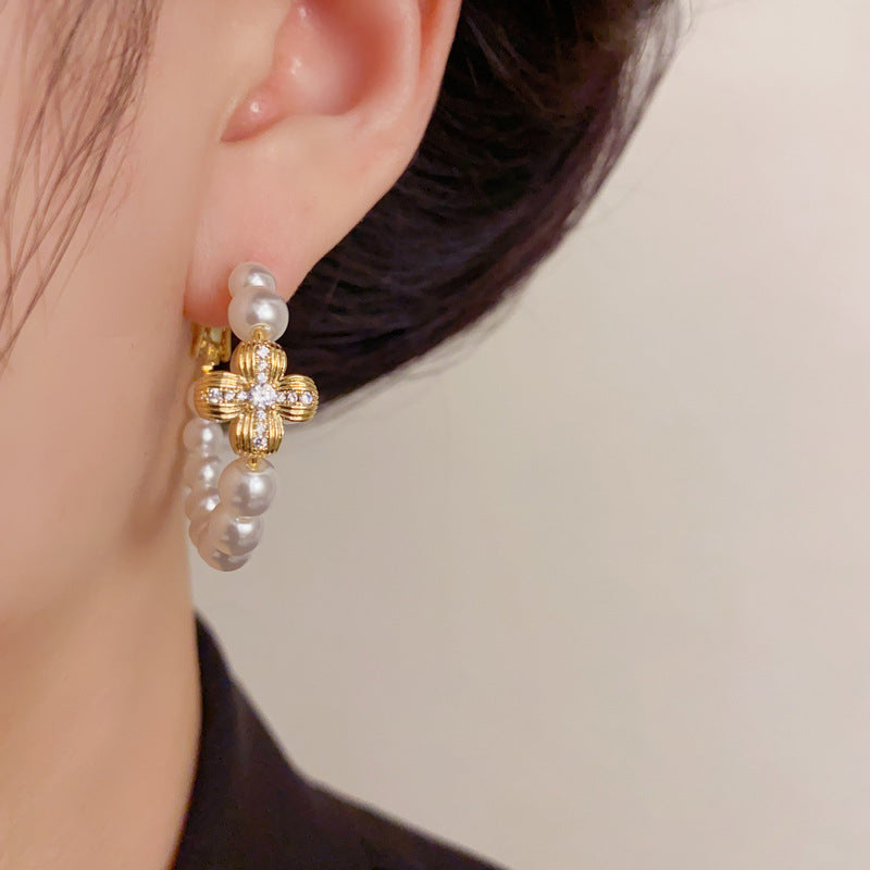 Luxury Metal Four-Leaf Flower Pearl Hoop Earrings – Elegant Design