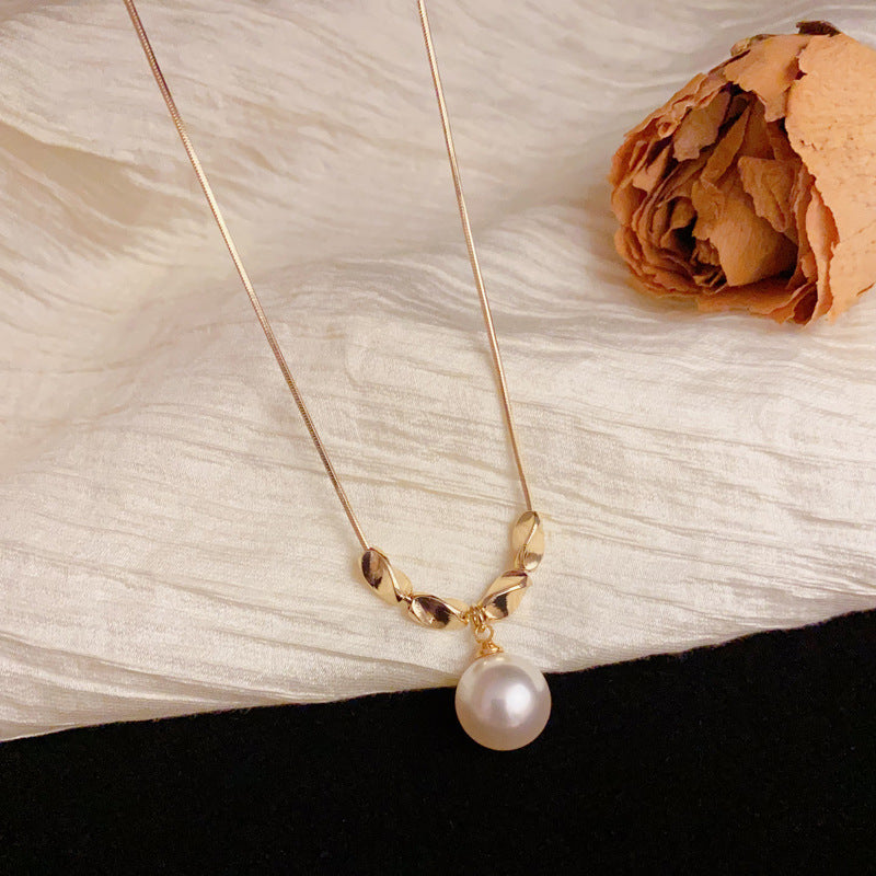 Luxury Metal Twisted Pearl Pendant Necklace – Clavicle Chain Design