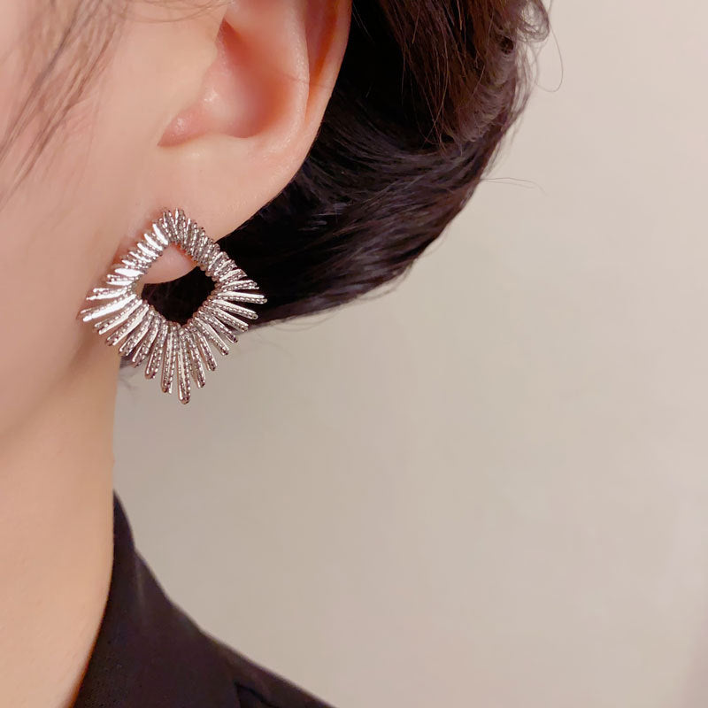 Elegant Metal Line Rhombus Stud Earrings – Geometric Design