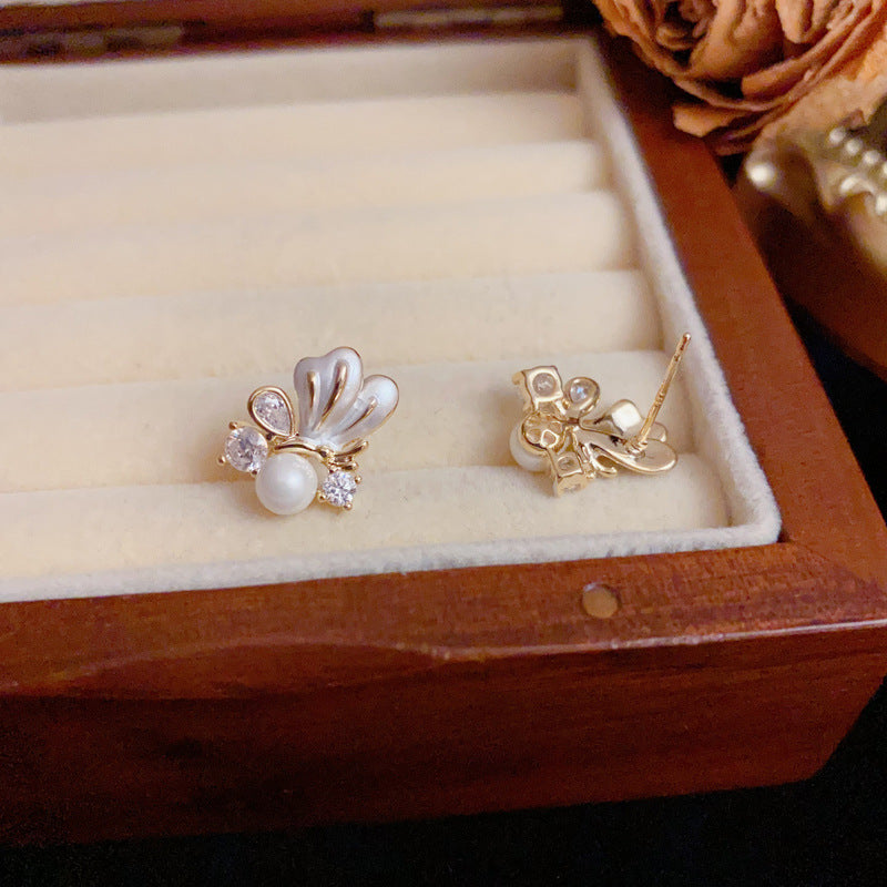 Elegant Pearl & Butterfly Small Stud Earrings – Silver Needle Design