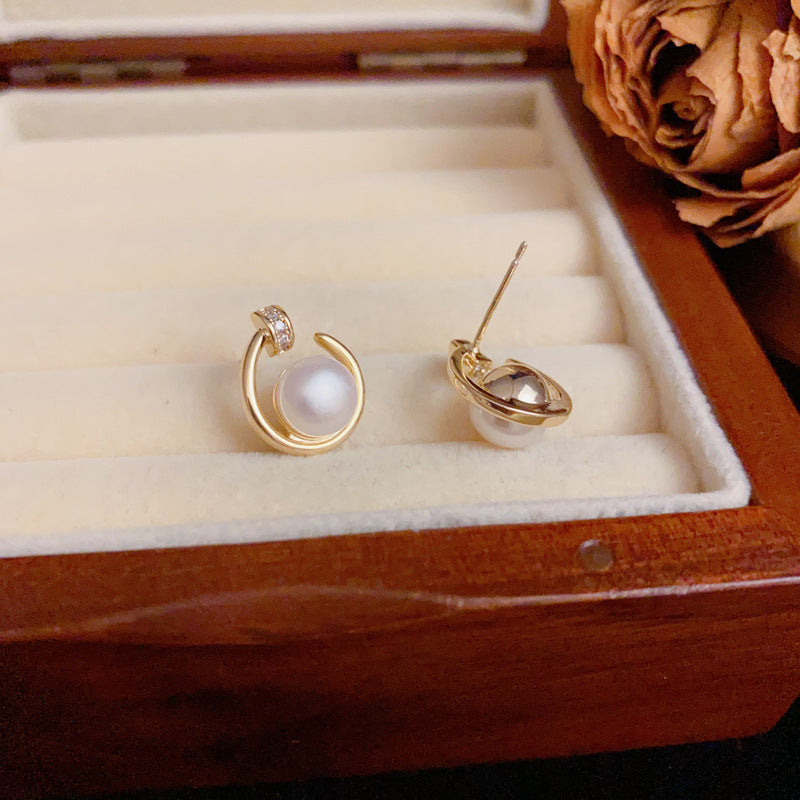 14K Gold Luxury Nail & Freshwater Pearl Stud Earrings – Elegant Design
