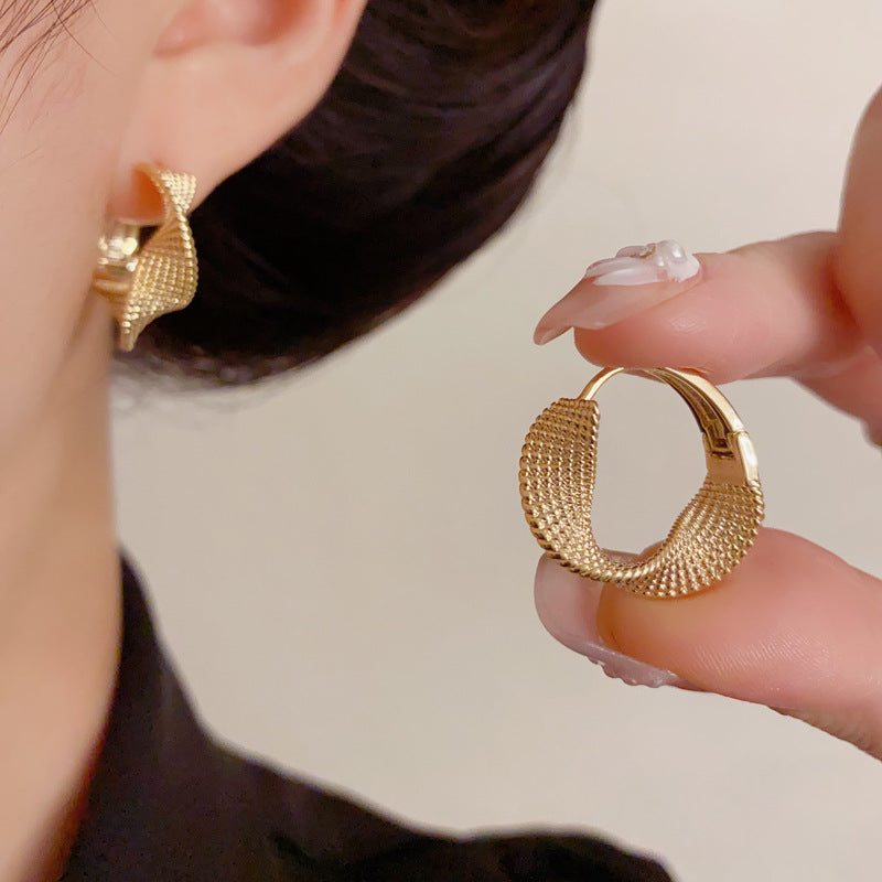 Luxury Twisted Metal Circle Ear Cuff Earrings – Geometric Design