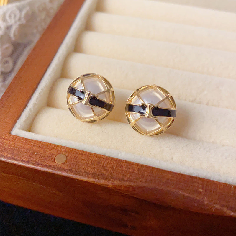 Elegant Round Stud Earrings – French Classic Minimalist Design