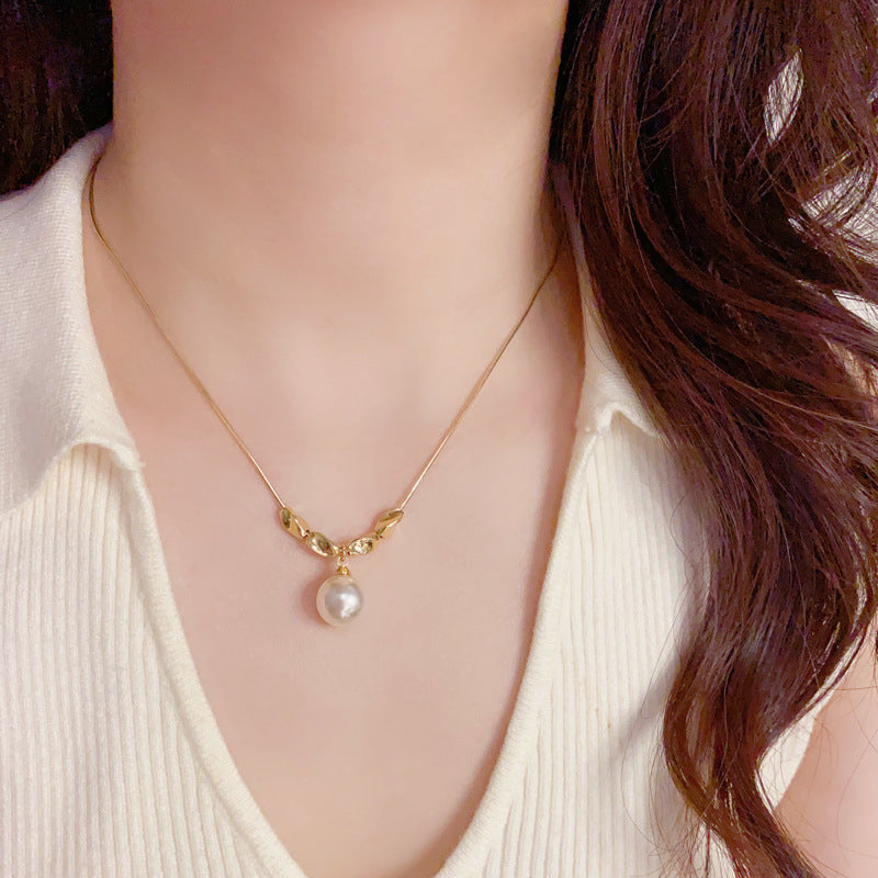 Luxury Metal Twisted Pearl Pendant Necklace – Clavicle Chain Design