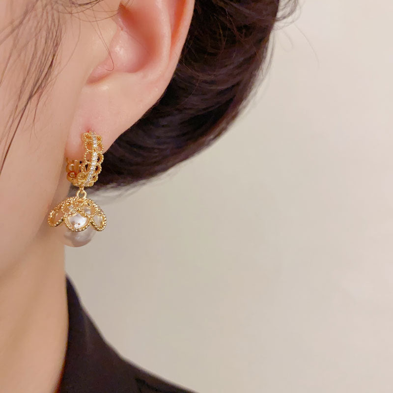Luxury Lace Edge Pearl Ear Cuff Earrings – Geometric Design