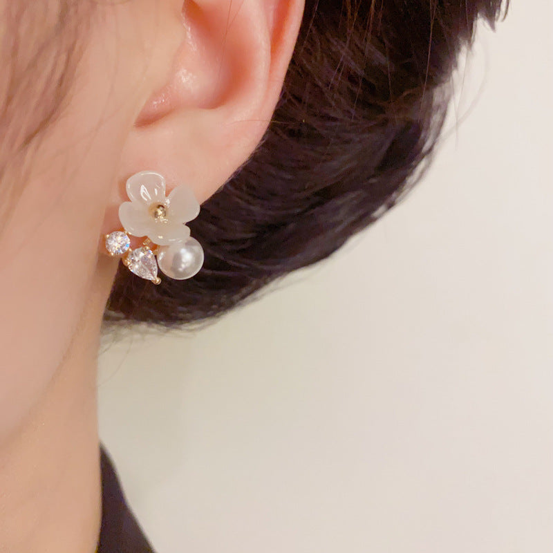 14K Gold Flower & Pearl Stud Earrings – Elegant Floral Design