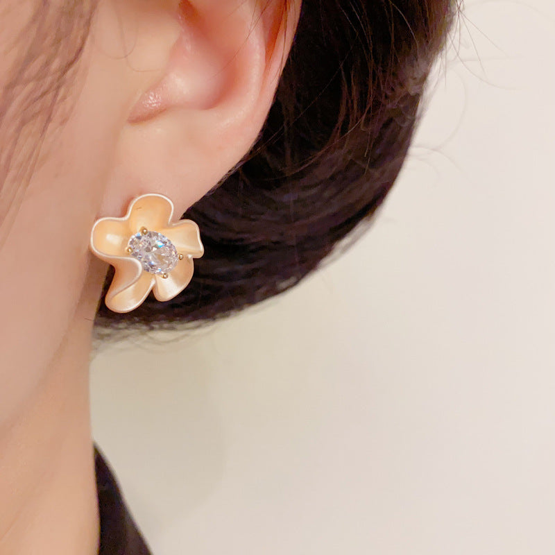 14K Gold Sweet Zircon Flower Stud Earrings – Elegant Floral Design