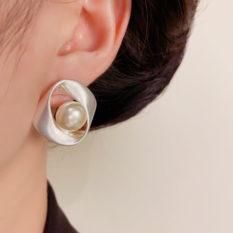 Luxury Brushed Metal Geometric Pearl Gold Earrings – Elegant Design