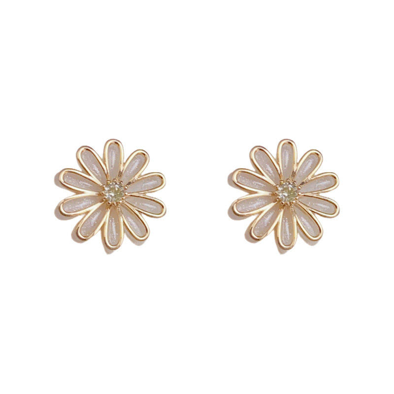 14K Gold Luxury Daisy Stud Earrings – Elegant Flower Design