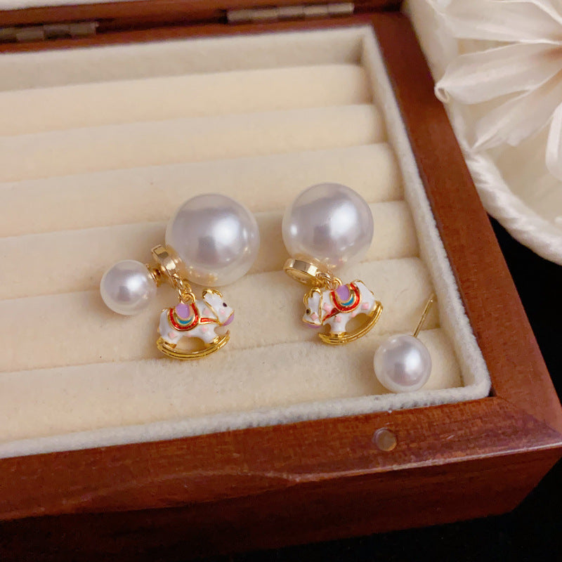 Luxury Double-Sided Horse & Pearl Drop Earrings – Elegant Design