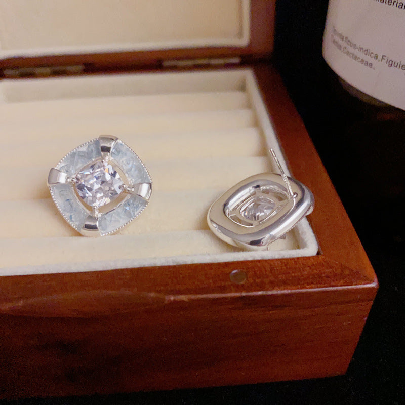 14K Gold Blue Crystal Cube Stud Earrings – Elegant Geometric Style