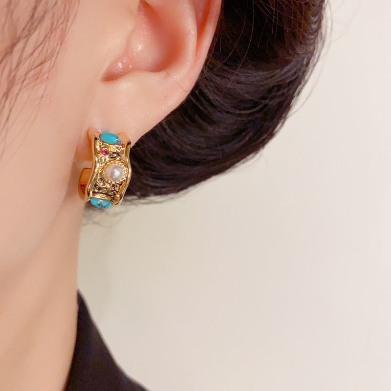 Pearl & Metal Irregular C-Shaped Hoop Gold Earrings – Geometric Design