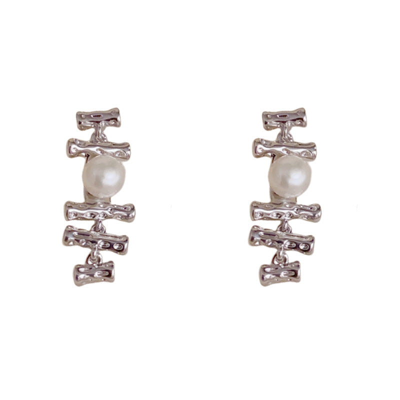 Luxury Metal Fishbone Pearl Tassel Earrings – Elegant Design