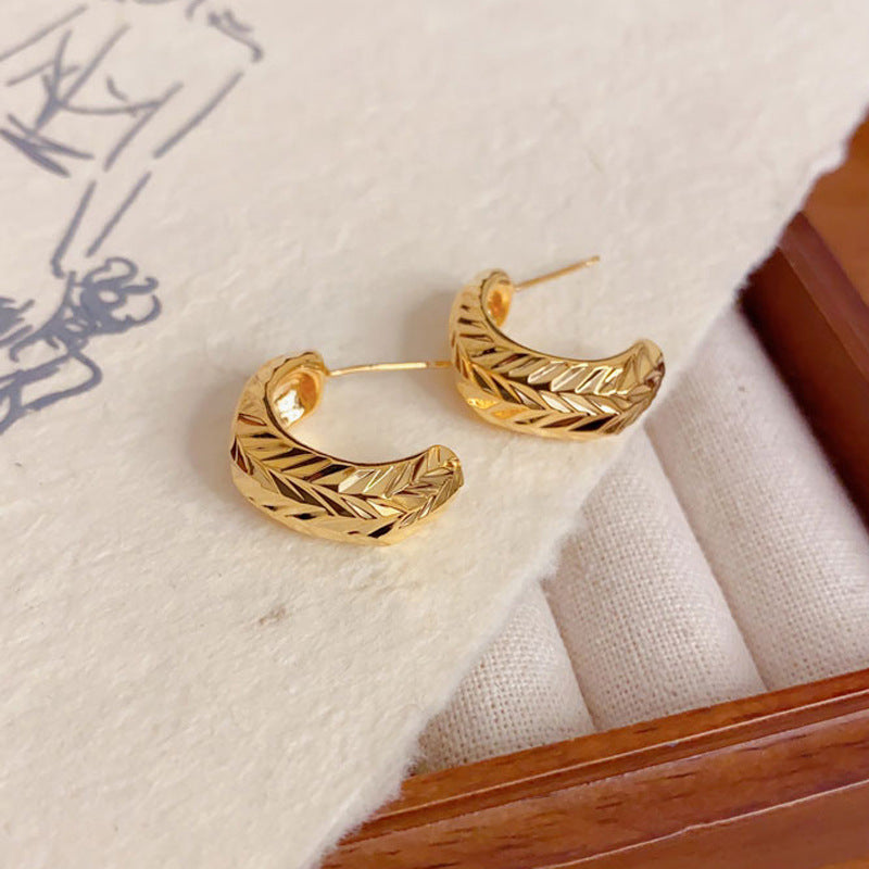 Elegant Metal Grid Textured C-Hoop Earrings – French Retro Design