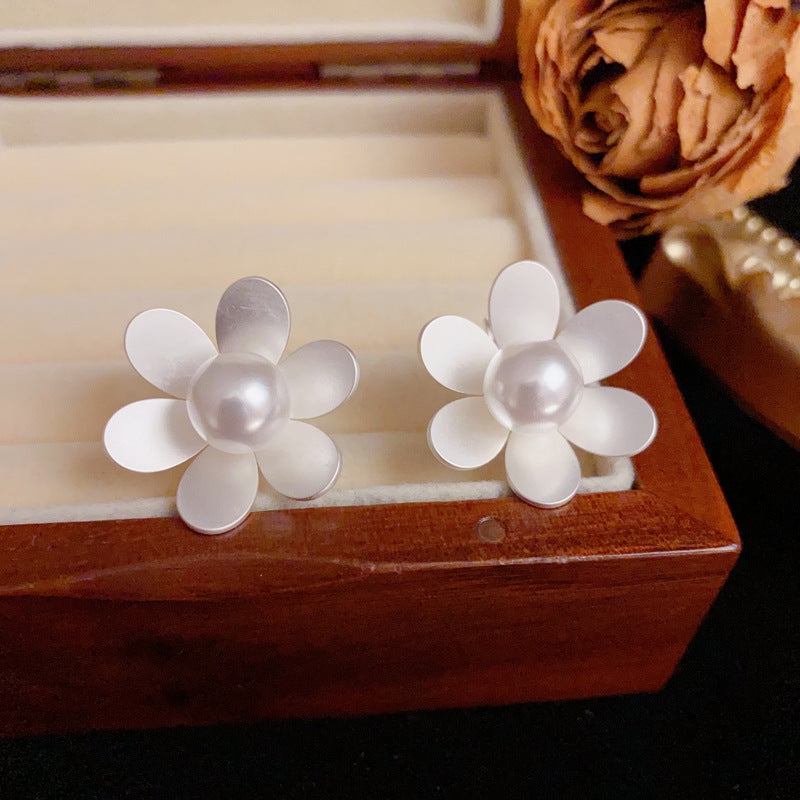 Elegant Thick Silver Metal Flower & Pearl Earrings – Floral Design