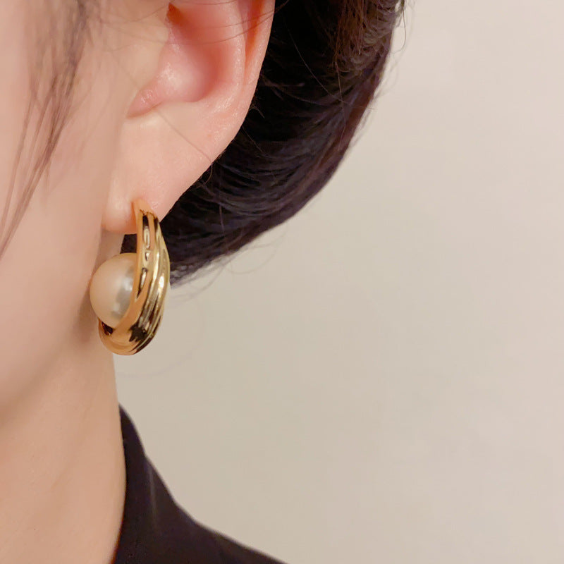 Elegant Textured Metal Pearl Hoop Earrings – Bold Retro Design