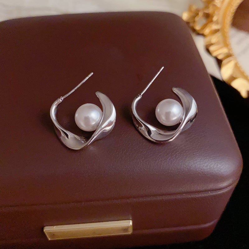 Elegant Twisted Metal & Pearl C-Shaped Earrings – Geometric Design