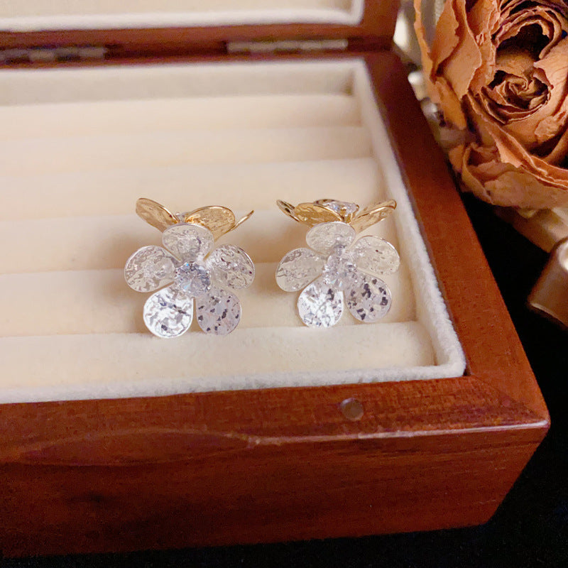 Luxury Metal Two-Tone Double Flower Gold Earrings – Elegant Design