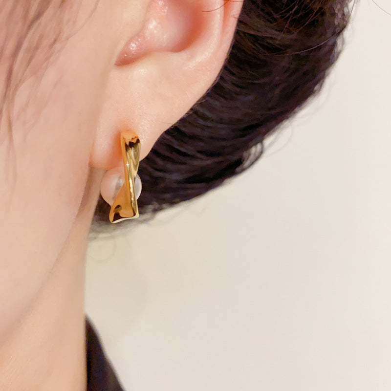 Elegant Twisted Metal & Pearl C-Shaped Earrings – Geometric Design