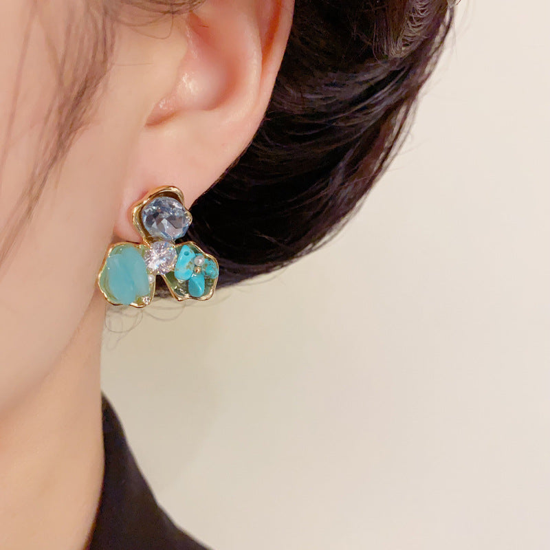 14K Gold Green Three-Petal Flower Stud Earrings – Elegant Minimalist