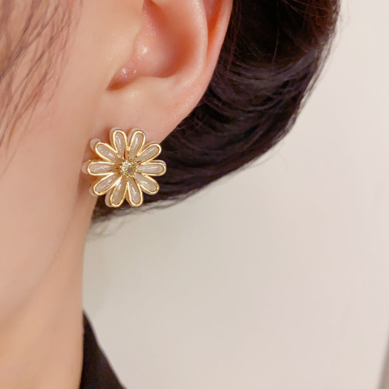 14K Gold Luxury Daisy Stud Earrings – Elegant Flower Design