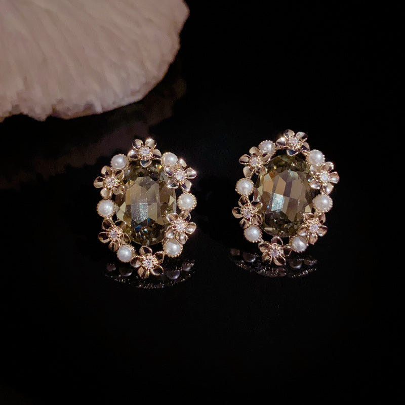 Luxury Pearl & Metal Petal Geometric Gold Earrings – Elegant Design